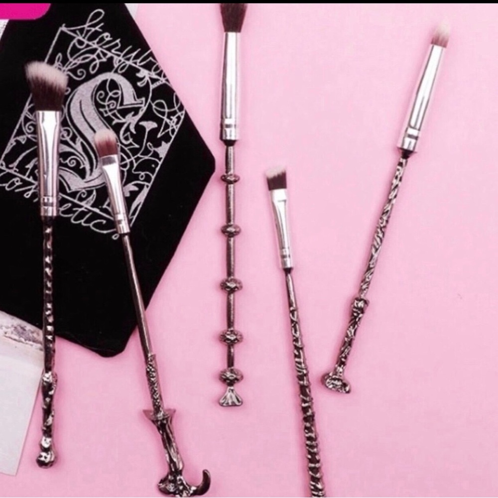 Harry Potter make up brushes set, comes in black gift pouch. New